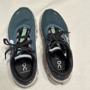 On Cloud Monster women’s size 9